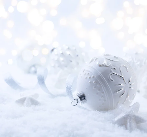 Arte decoração de Natal e feriados luz no fundo da neve — Fotografia de Stock
