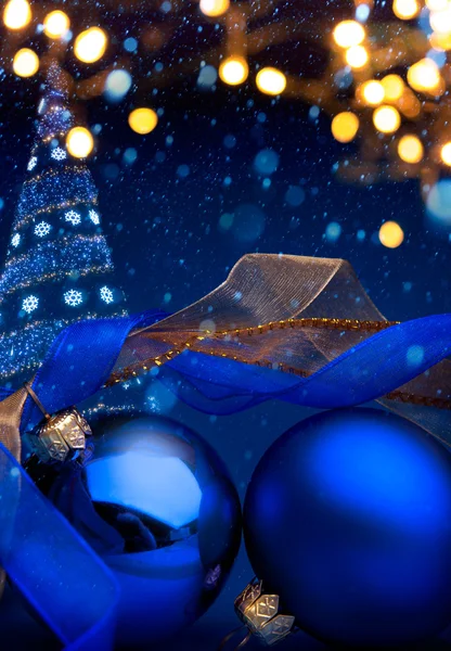 Arte sfondo di Natale con un ornamento natalizio su dorso blu — Foto Stock