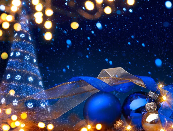 Konst jul bakgrund med en jul prydnad på blå backg — Stockfoto
