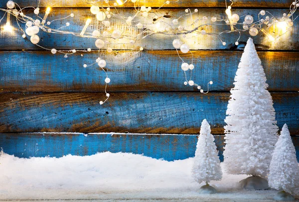 Рождественский фон с праздничным светом и елками — стоковое фото