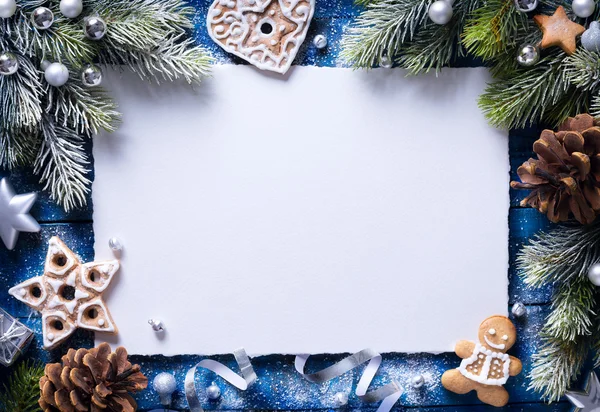 Fondo de Navidad con galletas de jengibre y decora festiva — Foto de Stock