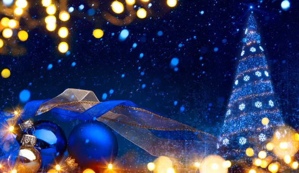 Art Fond de Noël avec un ornement de Noël sur fond bleu — Photo