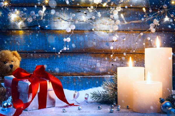 Umění slavnostní vánoční pozadí s vánoční světlo a dárek b — Stock fotografie