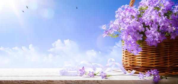 Art Fond de Pâques avec des fleurs de printemps un fond bleu ciel — Photo