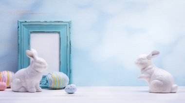 Sanat Paskalya yumurtaları ve Paskalya tavşanı ahşap arka plan üzerinde 