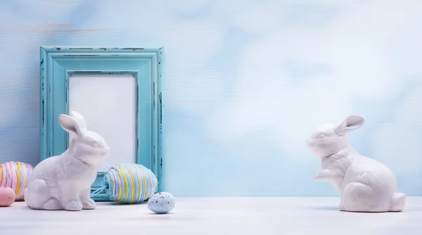 Arte Huevos de Pascua y conejo de Pascua sobre fondo de madera — Foto de Stock