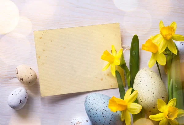 Arte Pascua Fondo con huevos de Pascua y flores de primavera — Foto de Stock