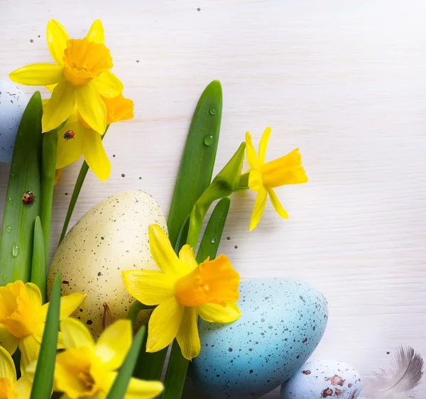 Art happy Easter Background with easter eggs and yellow spring f — Stock Photo, Image