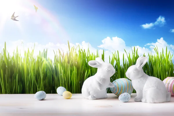 Umění Malý velikonoční zajíček a velikonoční vajíčka na zelené trávě — Stock fotografie
