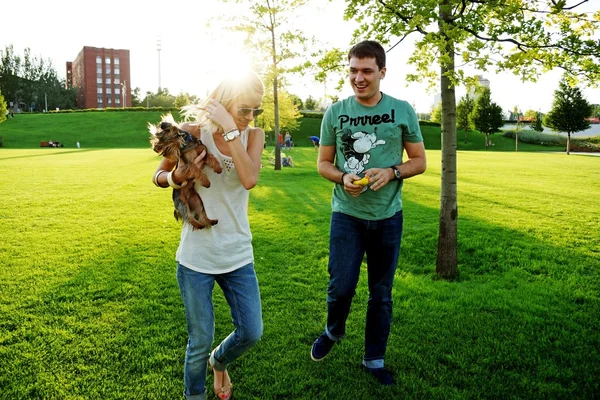 Парочка играет в парке — Stock Photo, Image