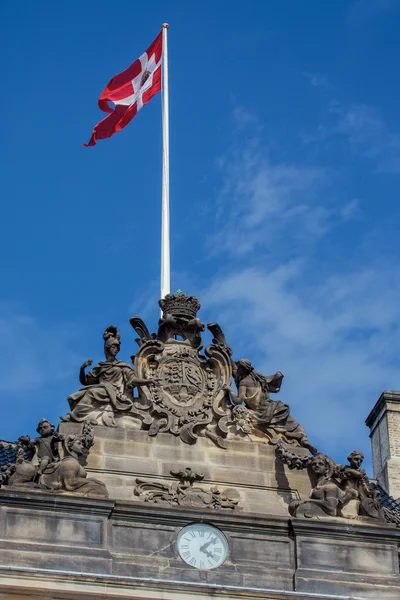 Drapeau et détail d'Amalienborg à Copenhague — Photo