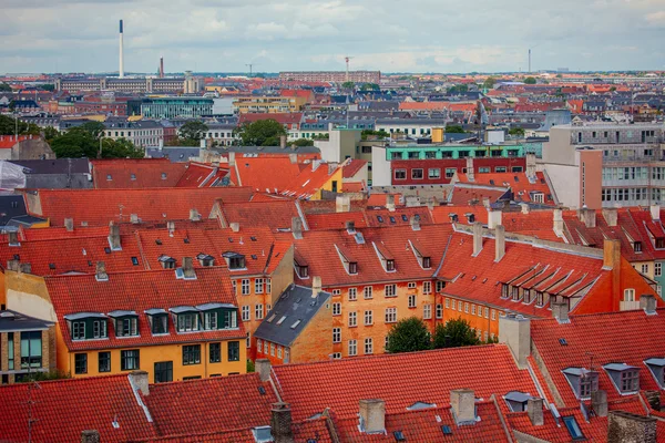 Copenhagen hustak med röd lera kakel — Stockfoto