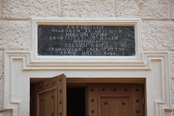 Памятная доска на фасаде дворца Сапега в Вильнюсе — стоковое фото