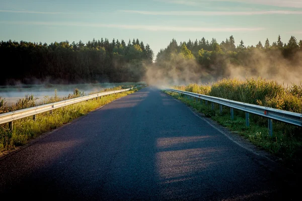 Puslu Sunrise iki göl arasındaki yol — Stok fotoğraf