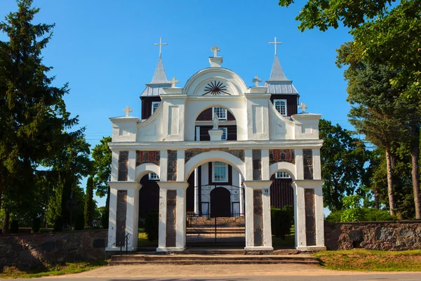 Houten kerk van de goddelijke voorzienigheid in Antazave, Litouwen. — Stockfoto