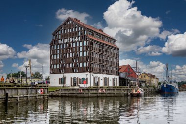 Klaipeda, Litvanya - 10 Temmuz 2020: Litvanya 'nın Klaipeda kentindeki Dane Nehri kıyısındaki Old Mill Oteli.