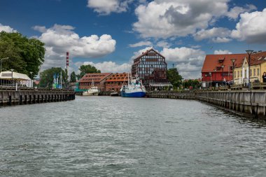Klaipeda, Litvanya - 10 Temmuz 2020: Litvanya 'nın Klaipeda kentindeki Dane Nehri kıyısında gemiler ve botlar.