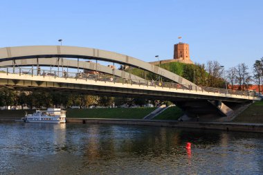 Vilnius, Litvanya - 22 Eylül 2020: Gediminas Kulesi ve Neris Nehri üzerindeki Kral Mindaugas Köprüsü Vilnius, Litvanya.