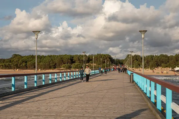 Palanga Lituânia Julho 2020 Pessoas Passeiam Cais Palanga Ponte Palanga — Fotografia de Stock