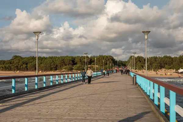 Palanga Litouwen Juli 2020 Mensen Wandelen Palanga Pier Palanga Brug — Stockfoto