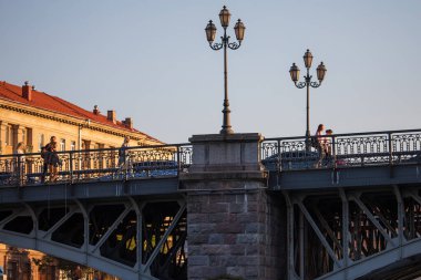 Vilnius, Litvanya - 22 Eylül 2020: İnsanlar Litvanya 'nın Vilnius kentindeki Neris Nehri üzerinden Zverynas Köprüsü' nü geçiyor. 