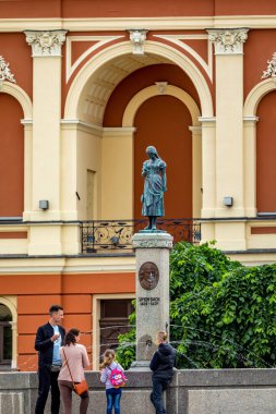 Klaipeda, Litvanya - 10 Temmuz 2020: Simon Dach ve Taravos Anike 'nin (Annchen von Tharau) tiyatro meydanındaki anma töreninde turistler. A. Kunne (1912) tarafından yaratıldı, M. Hacke tarafından restore edildi (1989).).