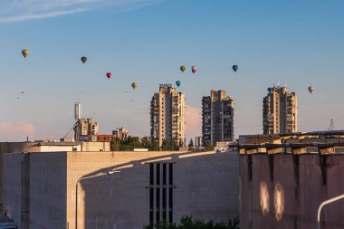 Vilnius, Litvanya - 16 Temmuz 2020: Gökyüzünde renkli sıcak hava balonları bulunan Vilnius Fabijoniskes ve Seskine bölgelerinin yaz akşamı manzarası. 