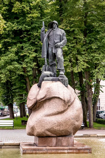 Klaipeda Lithuania July 2020 Sculpture Fisherman Front Town Hall Klaipeda — Stockfoto