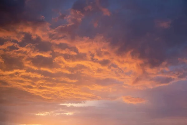 Belle Nuvole Dorate Nel Cielo Arancione Viola Durante Tramonto — Foto Stock