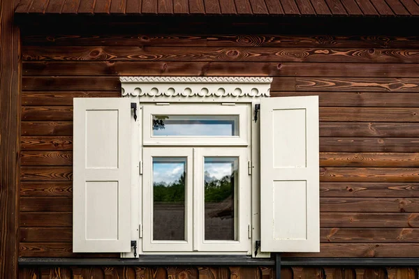 Traditionelles Litauisches Hausdetail Fenster Mit Traditionellen Ornamenten Ethnographisches Dorf Stripeikiai — Stockfoto