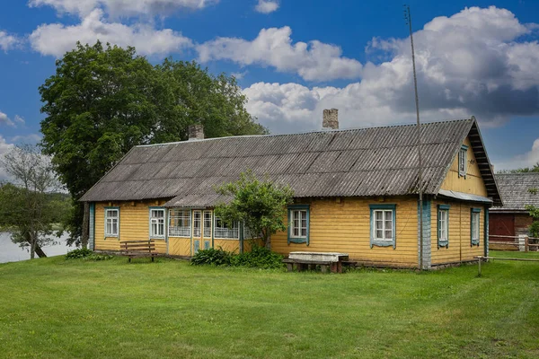 Ancienne Ferme Jaune Dans Village Ethnographique Lithuanien Suminai Lituanie — Photo