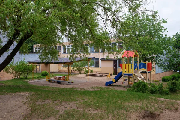 Vilnius Litauen Mai 2017 Kindergartengebäude Mit Buntem Spielplatz Kindergarten Svelnukas — Stockfoto