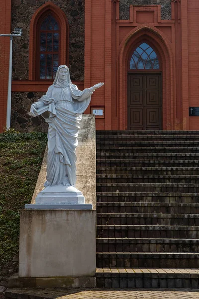 Άγαλμα Μπροστά Από Την Εκκλησία Της Αγίας Άννας Στην Ντούκστο — Φωτογραφία Αρχείου
