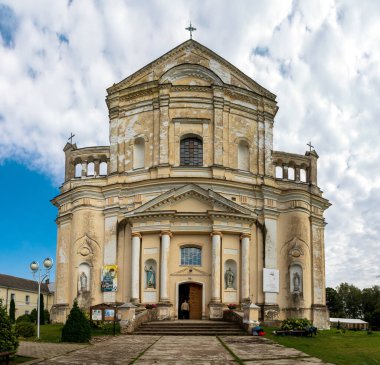 Sumskas, Litvanya - 23 Eylül 2017: Sumskas, Litvanya 'daki Aziz Michael Kilisesi. 1789 'da barok tarzında inşa edilmiş.