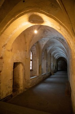 Vilnius, Litvanya - 13 Ocak 2019: St. Francis ve St. Bernard Kilisesi 'ndeki manastır koridoru (Bernardine Kilisesi)). 