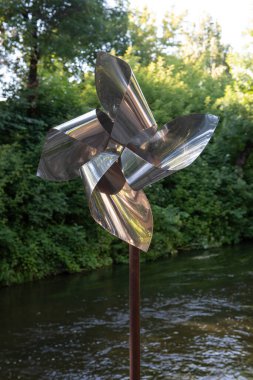 Litvanya, Vilnius 'taki Vilnele nehrinin kıyısında metal fırıldak.