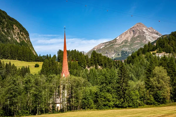 오스트리아 공원의 헤이젠 Pockhorn 마르틴 교회와 알프스 — 스톡 사진