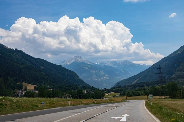 오스트리아 2019 크에서 산지의 지나는 알프스와 마을들의 — 스톡 사진