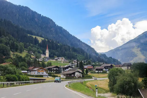 오스트리아의 도르프 2019 크에서 계곡을 지나는 알프스산맥과 마을들의 — 스톡 사진