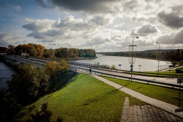 リトアニアのプリエンナイ 2017年10月15日 プリエンナイのネムナス川を渡る橋 ネムナスはリトアニア最大の川である — ストック写真