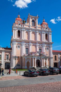 Vilnius, Litvanya - 14 Mayıs 2017: Vilnius, Litvanya 'daki Aziz Casimir Cizvit Kilisesi.