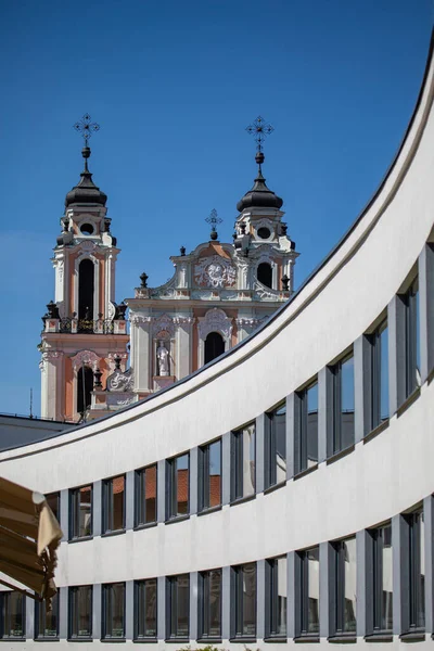 Igreja Santa Catarina Atrás Edifício Ginásio Vilnius Lituânia — Fotografia de Stock
