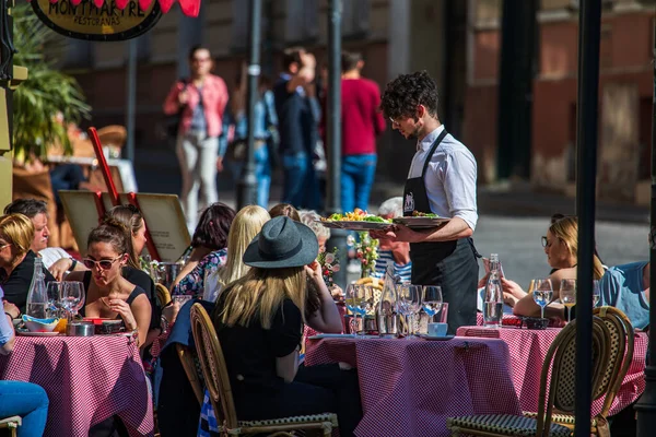 Vilnius Lithuania May 2017 People Have Lunch Popular Street Cafe — Stock Photo, Image