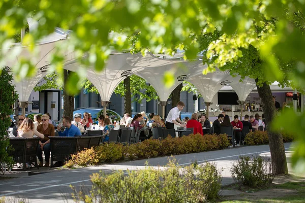 Vilnius Lithuania May 2017 People Have Lunch Popular Street Cafe — Stock Photo, Image