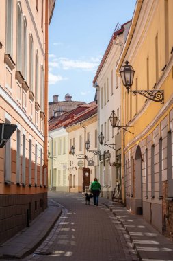Vilnius, Litvanya - 14 Mayıs 2017: Picturesque eski kasaba sokağı - Vilnius Stikliu sokağı.
