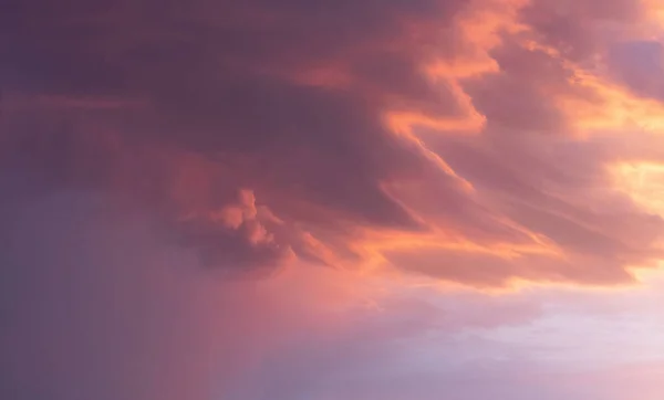 Prachtige Gouden Wolken Aan Oranje Paarse Hemel Bij Zonsondergang — Stockfoto