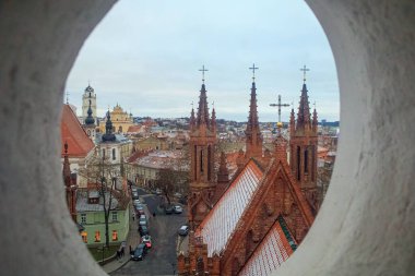 Vilnius, Litvanya - 28 Aralık 2019: Gotik Aziz Anne Kilisesi ve Vilnius eski kasabasının manzarası Vilnius 'un Aziz Francis ve Bernardine Kilisesi' nin tavan arasından görülebilmektedir..