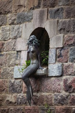 Vilnius, Litvanya - 22 Temmuz 2020: Vilnius 'un Uzupis ilçesinde Vilnele nehrinin setinde Romas Vilciauskas tarafından denizkızının ikonik heykeli. 