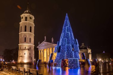 Vilnius, Litvanya - 13 Aralık 2020: Litvanya 'nın başkenti Vilnius' un ana Noel ağacının gece manzarası. Katedral Meydanı 'nda, Katedral ve çan kulesinin yanında yer alır..