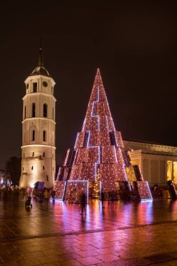 Vilnius, Litvanya - 13 Aralık 2020: Litvanya 'nın başkenti Vilnius' un ana Noel ağacının gece manzarası. Katedral Meydanı 'nda, Katedral ve çan kulesinin yanında yer alır..